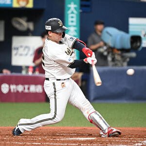 オリックス対楽天　2回裏オリックス1死一塁、左越え2点本塁打を放つ福永(撮影･和賀正仁)
