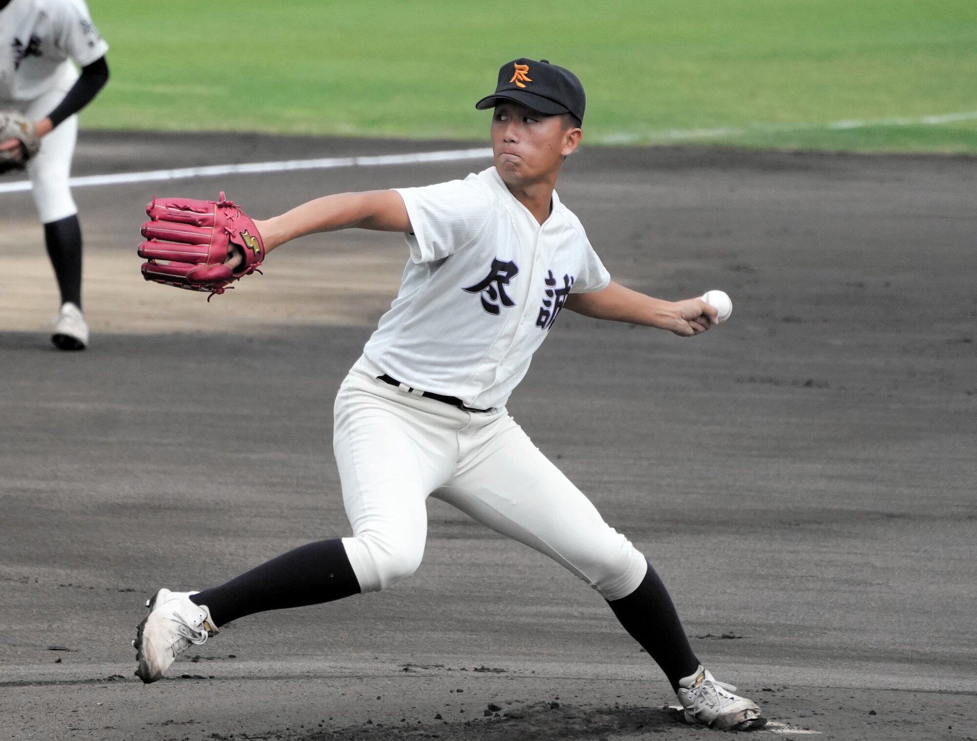 力投する尽誠学園の広瀬賢汰選手=2025年9月29日午前9時32分、マイネットスタジアム皇子山、室田賢撮影