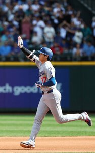 マリナーズ戦の七回表、55号本塁打を放ち手を振りながら一塁を回るドジャースの大谷＝金居達朗撮影