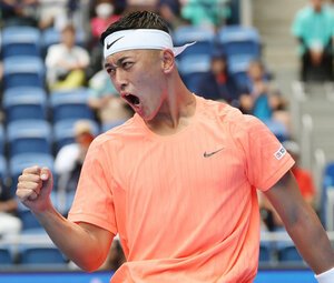 ショットを決め、ガッツポーズする小田凱人