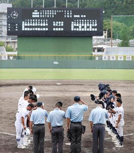 沖縄尚学対県岐阜商　県岐阜商(左)が勝利し、あいさつを交わす両チームの選手たち(撮影･前田充)