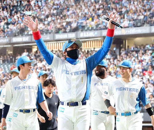23日、今季ホーム最終戦でスタンドに手を振る日本ハム新庄監督