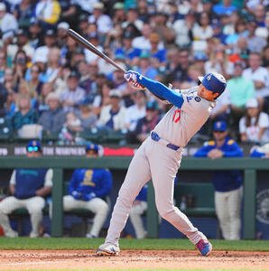 マリナーズ対ドジャース　7回表ドジャース2死、中越えに55号ソロ本塁打を放つ大谷(撮影･菅敏)