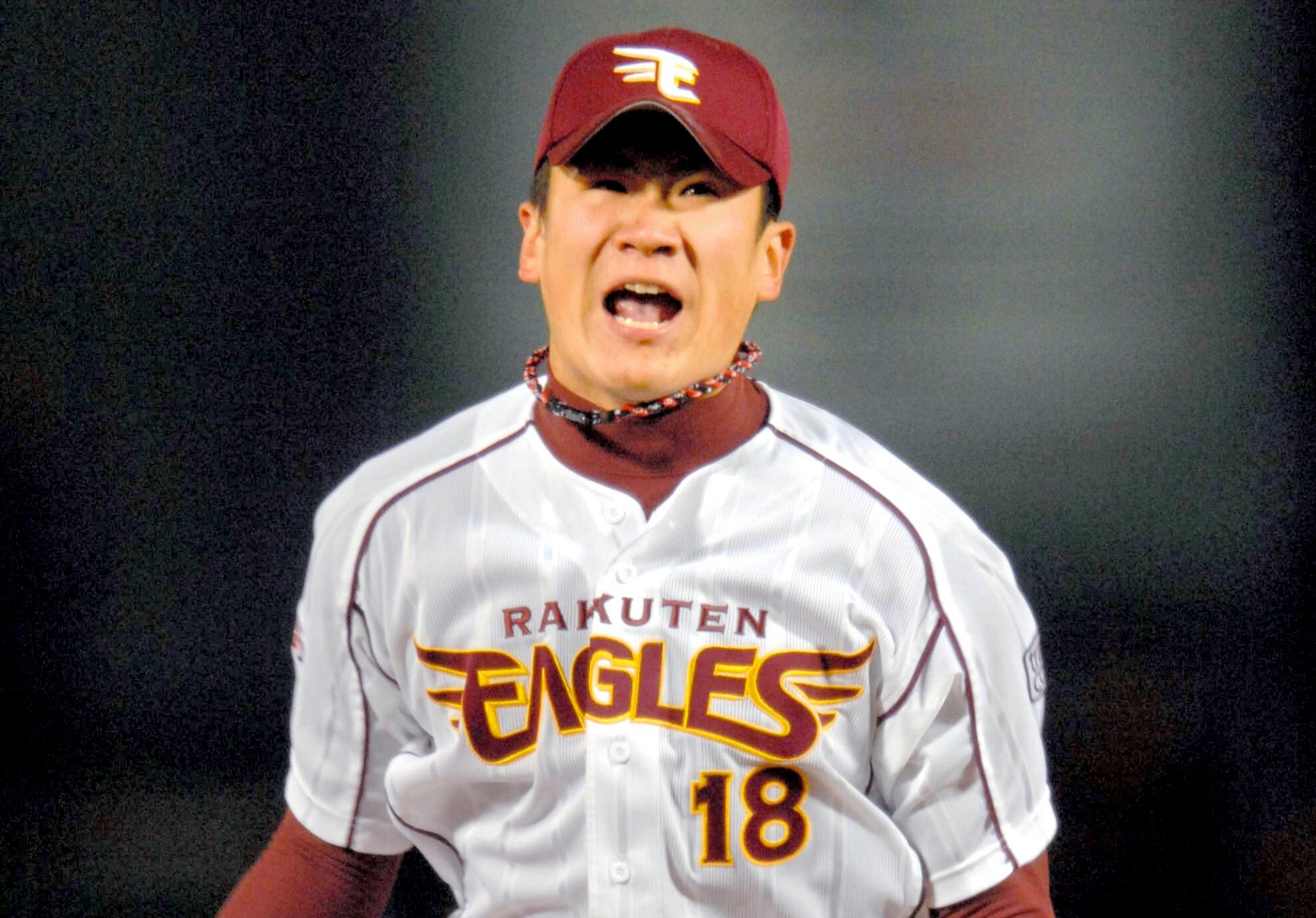プロ初勝利を挙げたソフトバンク戦で、楽天の田中将は三振を奪い、雄たけびをあげる=2007年4月18日