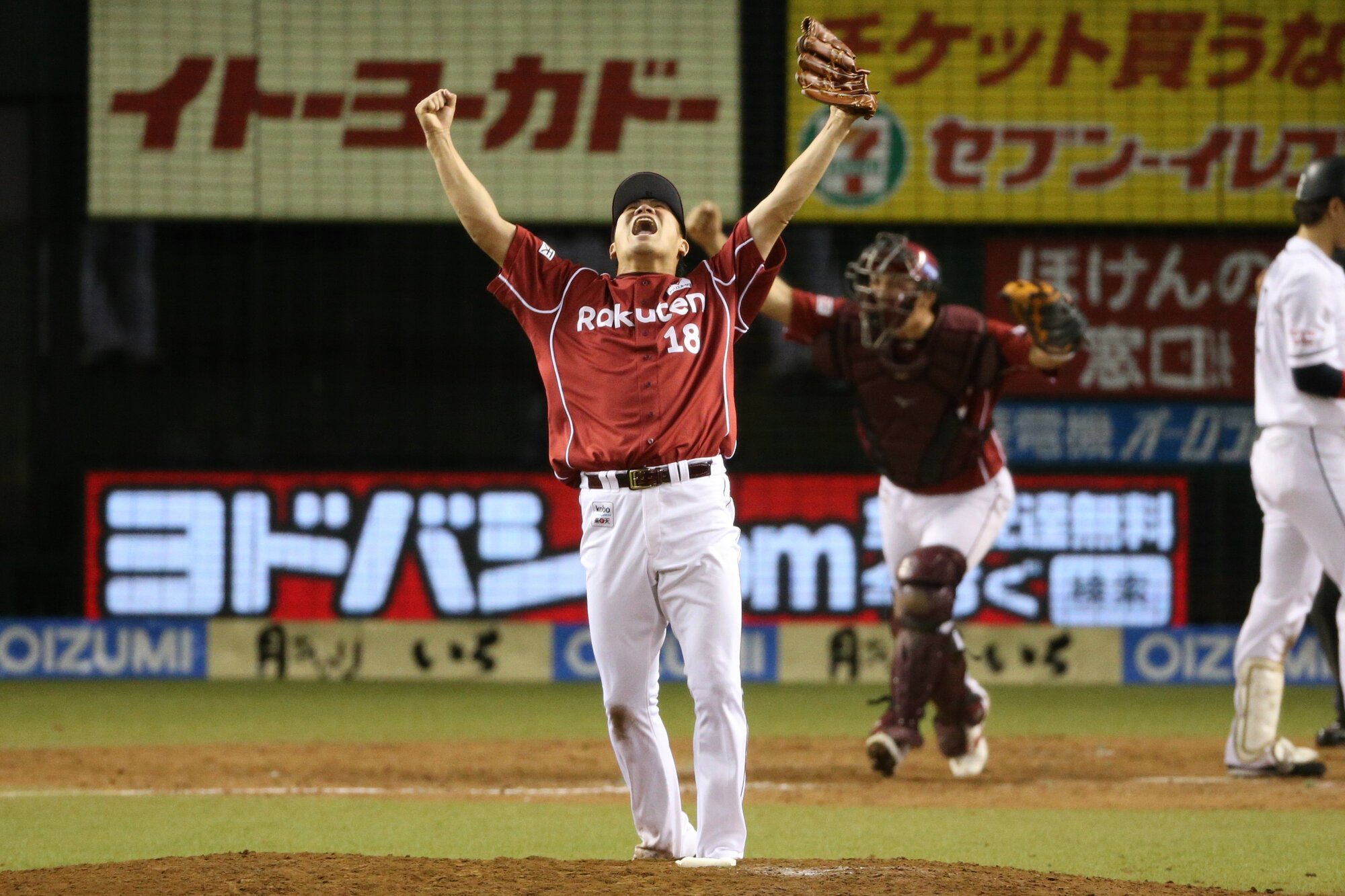 2013年に楽天のリーグ初優勝を決め、喜ぶ田中将大(手前)と捕手の嶋基宏