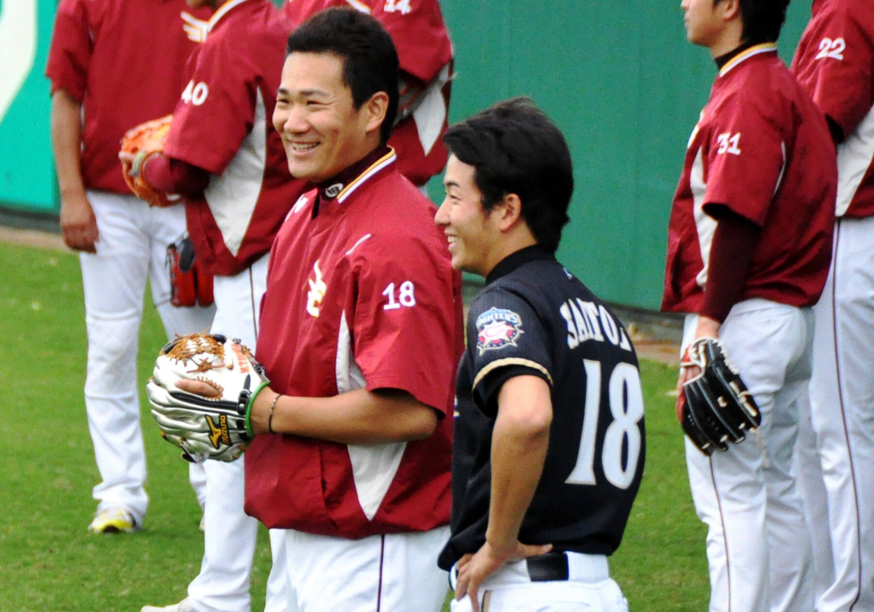 グラウンドで談笑する楽天の田中将大(左)と日本ハムの斎藤佑樹=2011年2月