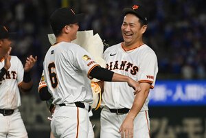 日米通算200勝をあげ、坂本勇人から花束を受け取る田中将大(右)=菊池康全撮影