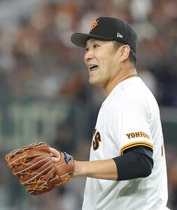 巨人対中日　6回表中日2死、福永を三ゴロに抑え笑顔を見せる田中将(撮影･河田真司)