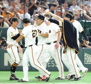 巨人対中日　日米通算200勝を達成し、仲間から手荒い祝福を受ける田中将(中央)(撮影･河田真司)