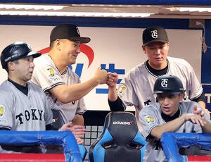 グータッチする巨人田中将大と坂本勇人(右)(25年8月撮影)