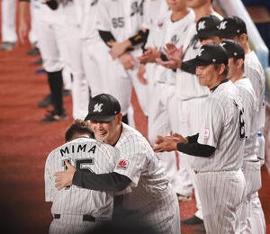 ロッテ対楽天　1回表楽天1死、引退登板を終え吉井監督(右)に抱きしめられるロッテ美馬(撮影･野上伸悟)