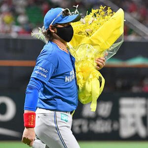 ソフトバンク対日本ハム　試合前、黄色の花束を手にメンバー表交換へ向かう日本ハム新庄監督(撮影･岩下翔太)