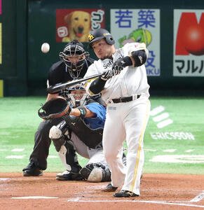 ソフトバンク対日本ハム　4回裏ソフトバンク2死、山川は中越えに本塁打を放つ(撮影･梅根麻紀)