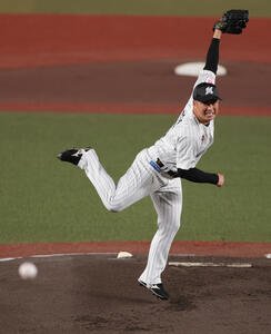 ロッテ対楽天　1回表楽天無死、力投するロッテ先発の美馬(撮影･野上伸悟)