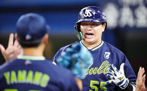 DeNA対ヤクルト　3回表ヤクルト1死一塁、2点本塁打を放ち、タッチを交わす村上(撮影･江口和貴)