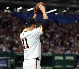 巨人対中日　1回裏巨人2死一、三塁、中山が2点適時二塁打を放ち拍手する田中将(撮影･浅見桂子)