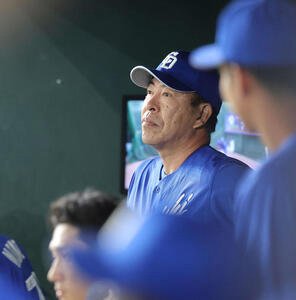 巨人対中日　8回表、戦況を見守る井上監督(撮影･河田真司)