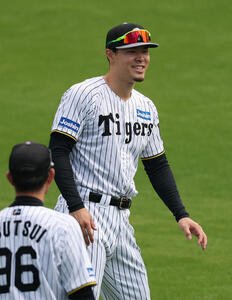 笑顔を見せる佐藤輝(撮影･上田博志)