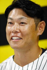 引退会見する阪神原口(撮影･上山淳一)