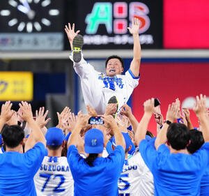 引退セレモニーで胴上げされるDeNA森唯(撮影･江口和貴)