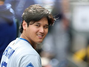 マリナーズ戦、ベンチで笑顔を見せるドジャースの大谷翔平=金居達朗撮影