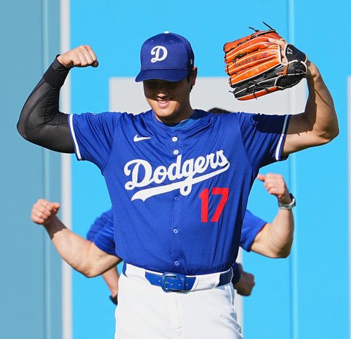 ドジャース対レッズ　試合前、キャッチボールをする大谷は、ガッツポーズを見せる(撮影･菅敏)