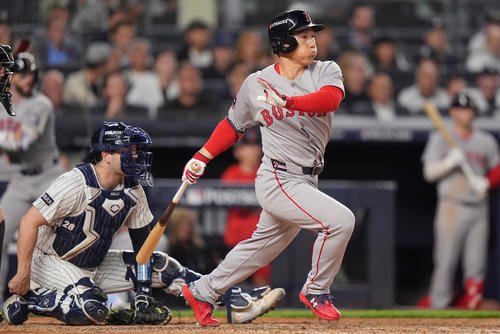 7回に代打で逆転2点タイムリーを放つレッドソックス吉田正尚(AP)