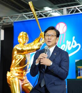 ｢黄金のバッター　大谷翔平｣を背にトークイベントに臨む栗山氏(撮影･垰建太)