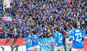 逆転に喜ぶ横浜F･マリノスのサポーター=2024年2月25日、国立競技場、西岡臣撮影
