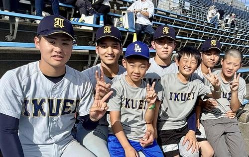 仙台育英の応援を盛り上げたサポートメンバー4人と、出場選手の弟や須江航監督の長男ら。写真右から3人目が応援をリードした、土屋璃空外野手(3年)の弟陽路さん(11)(2025年9月30日)