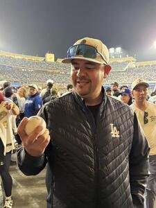 ドジャース大谷のホームランボールを手にするリック･シエラさん