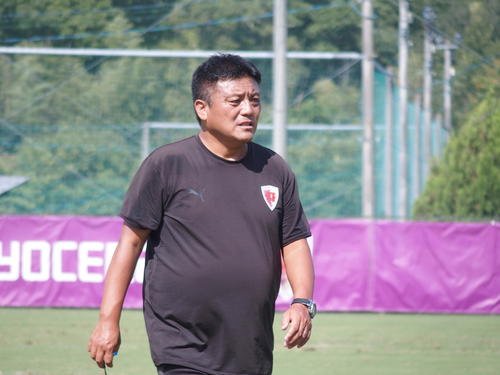 練習を見つめる京都の曺貴裁監督(撮影･永田淳)