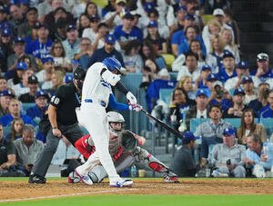 ドジャース対レッズ　6回裏ドジャース2死一塁、右中間にこの試合2本目となる2点本塁打を放つ大谷(撮影･菅敏)