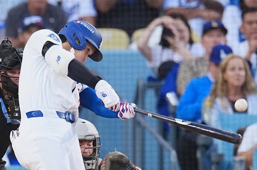 ドジャース対レッズ　1回裏ドジャース無死、右越えに先制のソロ本塁打を放つ大谷(撮影･菅敏)