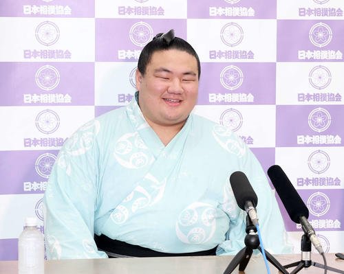 新十両昇進会見に臨む長村改め日向丸(撮影･鈴木正人)