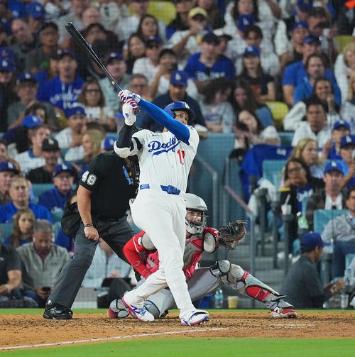 ドジャース対レッズ　6回裏ドジャース2死一塁、右中間にこの試合2本目となる2点本塁打を放つ大谷(撮影･菅敏)