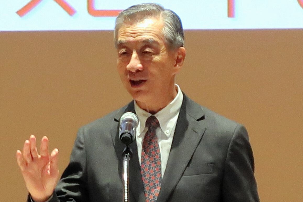 ノジマの内定式で内定者にメッセージを送る野島広司社長=2025年10月1日、横浜市西区、山口博敬撮影