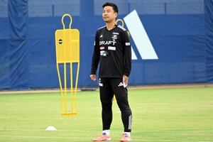 練習を見守る横浜F･マリノスの大島秀夫監督