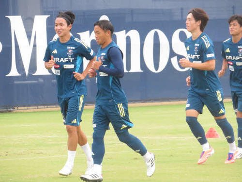 リラックスした様子でランニングする横浜の選手たち。左から天野、喜田、植中、山根