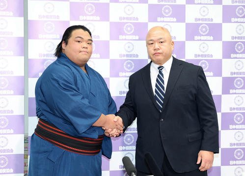 新十両昇進を決め握手する五島改め藤凌駕(左)と藤島親方(撮影･鈴木正人)