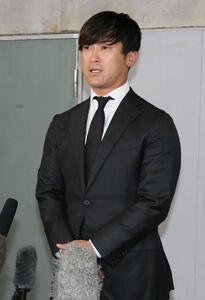 戦力外通告された広島上本(撮影･加藤孝規)