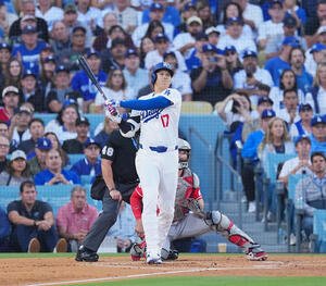 ドジャース対レッズ　1回裏ドジャース無死、、右越えに先制のソロ本塁打を放つ大谷(撮影･菅敏)