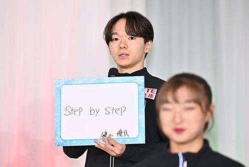 今シーズンのテーマを｢Step by Step｣と記した鍵山(撮影･滝沢徹郎)