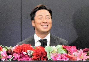 引退会見で笑顔を見せるロッテの美馬学=2025年9月18日午後4時10分、ZOZOマリンスタジアム