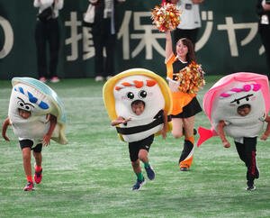 巨人対中日　すしレースで力走する子どもたち(撮影･鈴木みどり)