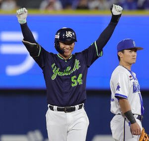DeNA対ヤクルト　2回表ヤクルト1死満塁、プロ初安打となる右2点適時二塁打を放ち喜ぶ田中(撮影･野上伸悟)