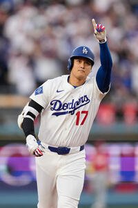 ポストシーズン先頭打者弾を放ち、人差し指を立てて喜ぶドジャース大谷翔平(AP)