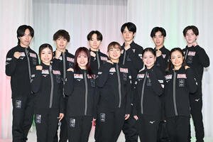 シーズン開幕記者会見で記念撮影する選手たち。前列左から千葉、樋口、坂本、渡辺、島田。後列左から三浦、佐藤、鍵山、山本、壷井、中田(撮影･滝沢徹郎)