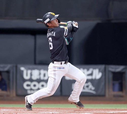 日本ハム対ソフトバンク　2回表ソフトバンク2死、右越え本塁打を放つ今宮(撮影･黒川智章)