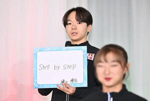 今シーズンのテーマを｢Step by Step｣と記した鍵山(撮影･滝沢徹郎)